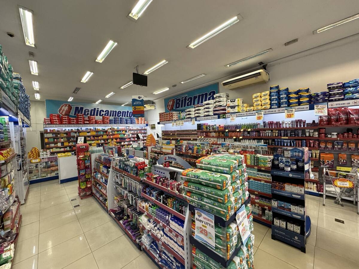 Interior da farmácia Viva Mais Saúde - Unidade Jardim São Luís com ampla variedade de produtos