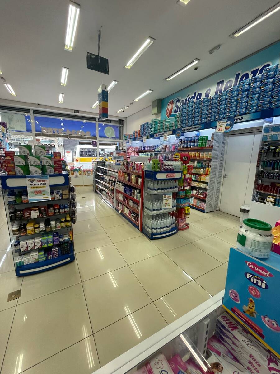 Prateleiras com medicamentos e produtos de saúde na Drogaria Viva Mais - Jardim São Luís