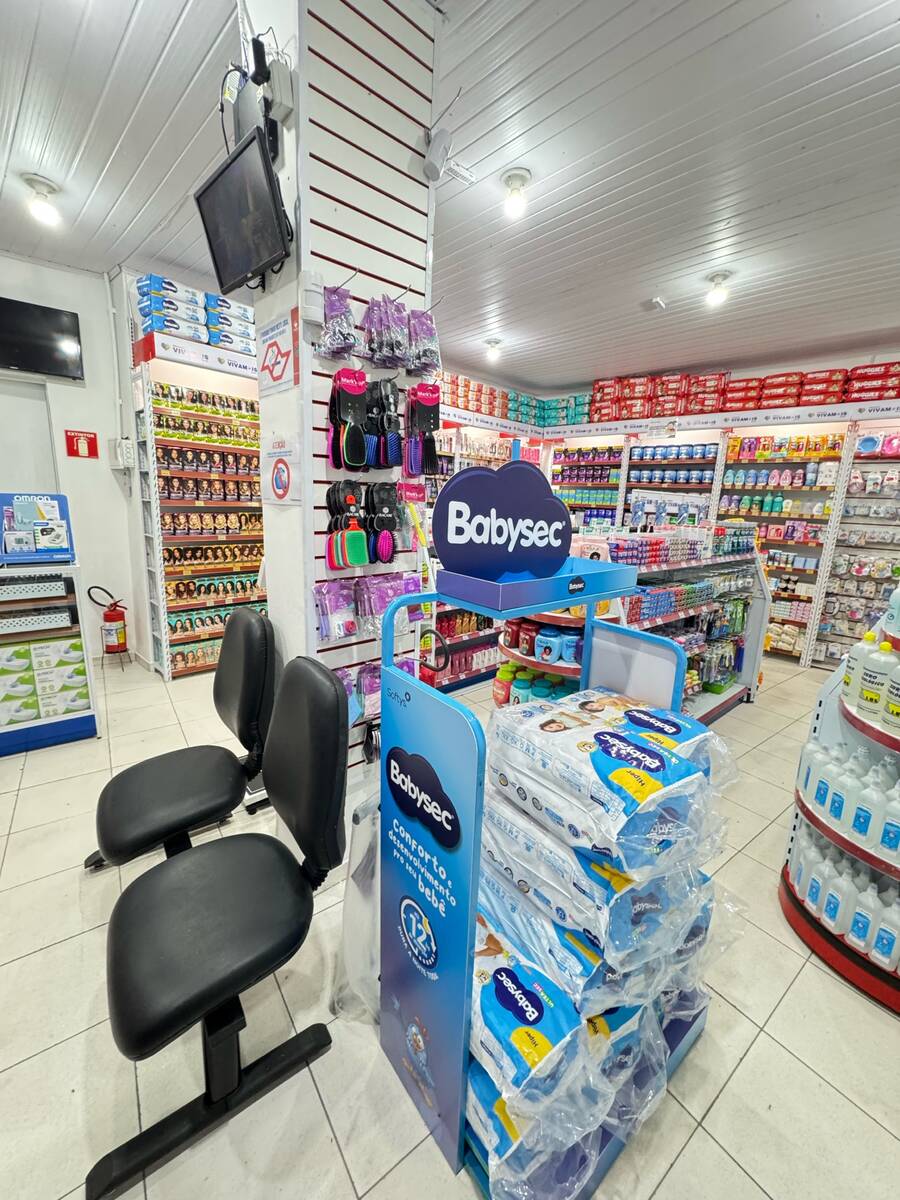 Interior da farmácia Viva Mais Saúde - Unidade Franco da Rocha com produtos organizados