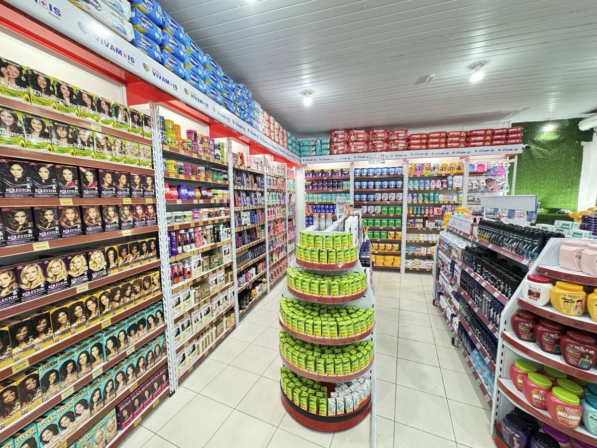 Seção de dermocosméticos e perfumaria na Drogaria Viva Mais - Franco da Rocha